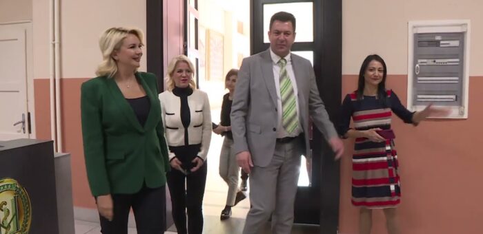 Info – Ministarka Darija Kisic obisla Medicinsku skolu u Sapcu (TV KCN 06.10.2022)
