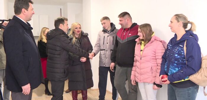 Info – U Šapcu dodeljeni ključevi stanova izbegličkim porodicama (TV KCN 22.12.2022.)