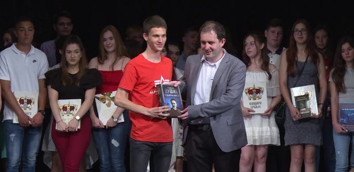 Info –  Dodela priznanja djacima na Vidovdanskim svecanostima (TV KCN 28.06.2021)