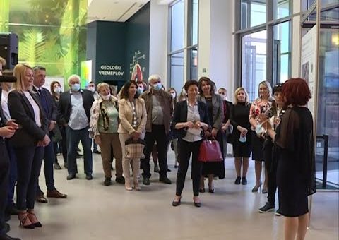 Info – Izlozba u Prirodnjackom centru – U kamenu svetlosti trag (TV KCN 03.06.2021)