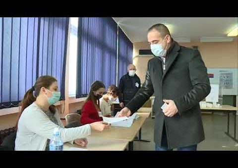 Info – Poslanik SNS Nikola Radosavljevic glasao na referendumu (TV KCN 16.01.2022)