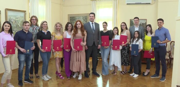 Info – GRAD SABAC DODELIO STIPENDIJE NAJBOLJIM STUDENTIMA (TV KCN 28.06.2022)