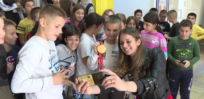 Info – Sara Lozo posetila svoju osnovnu skolu u Jagodini (TV KCN 21.10.2022)